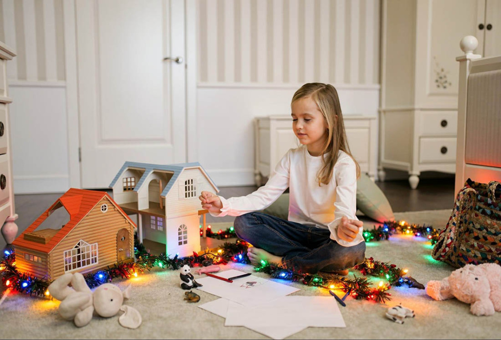 Домик для игрушек украшенный гирляндами