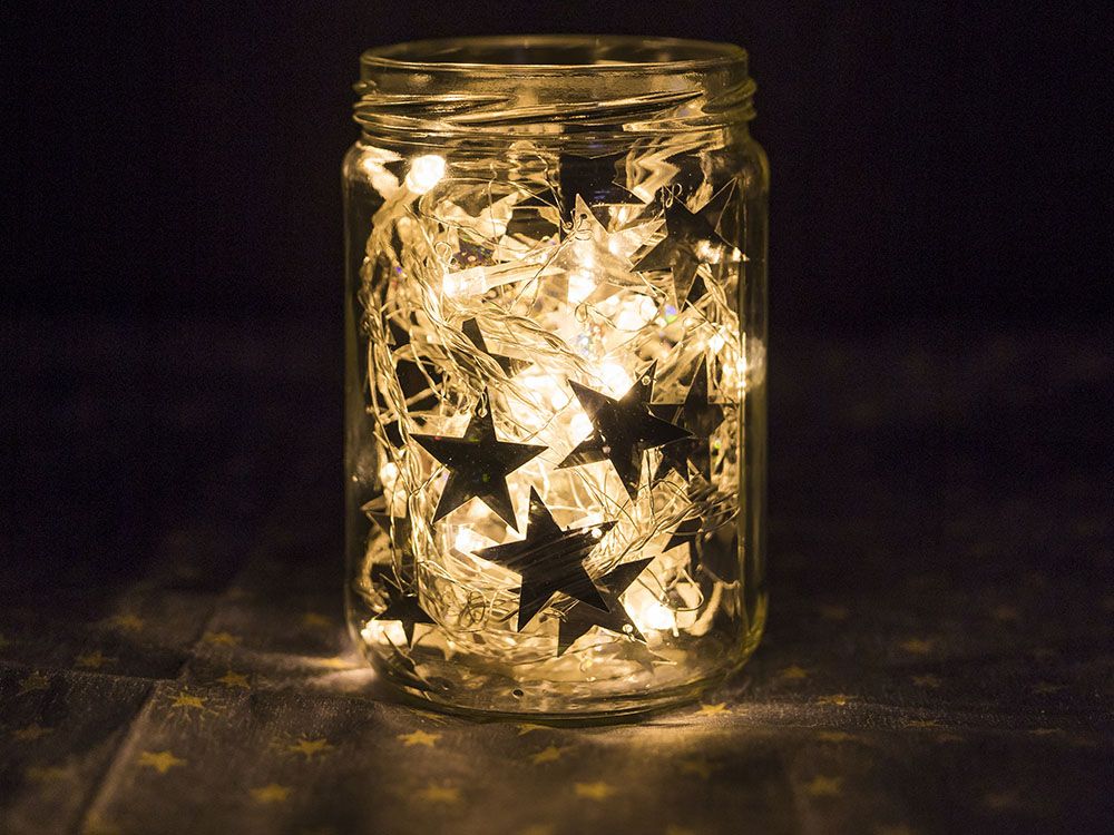 Идея новогоднего освещения - свернутая гирлянда в банке
