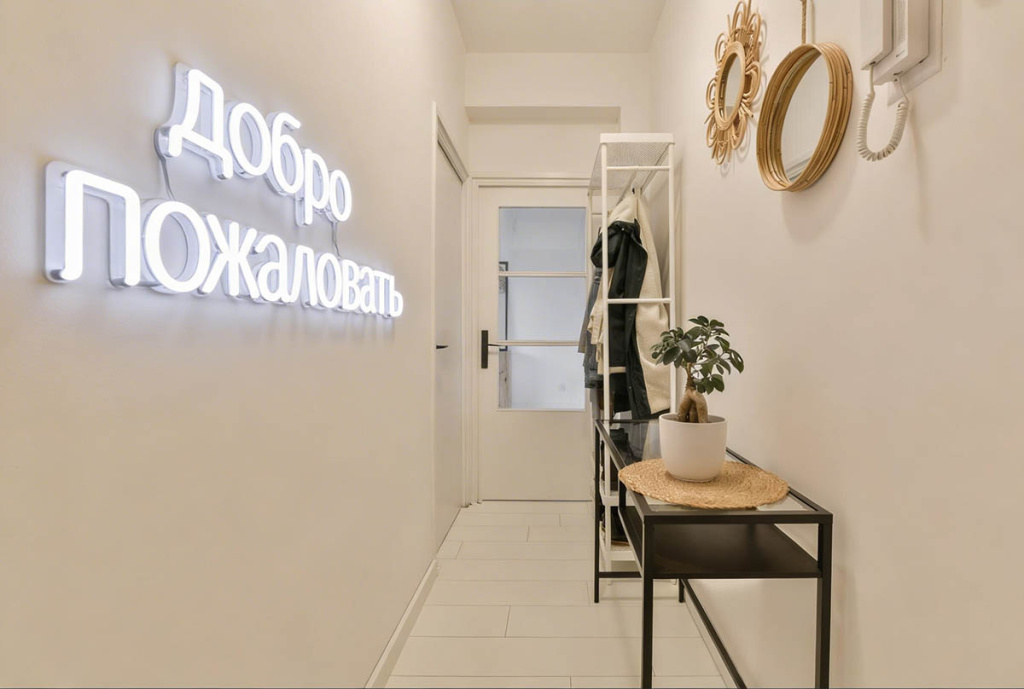 Декоративные элементы из гибкого неона в прихожей