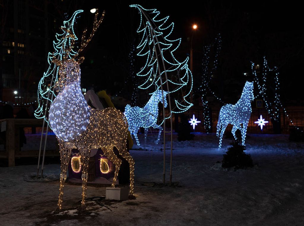 Новогодние светодиодные фигуры в саду