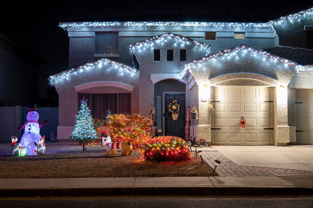 Идеи новогоднего освещения крыльца и фасада дома