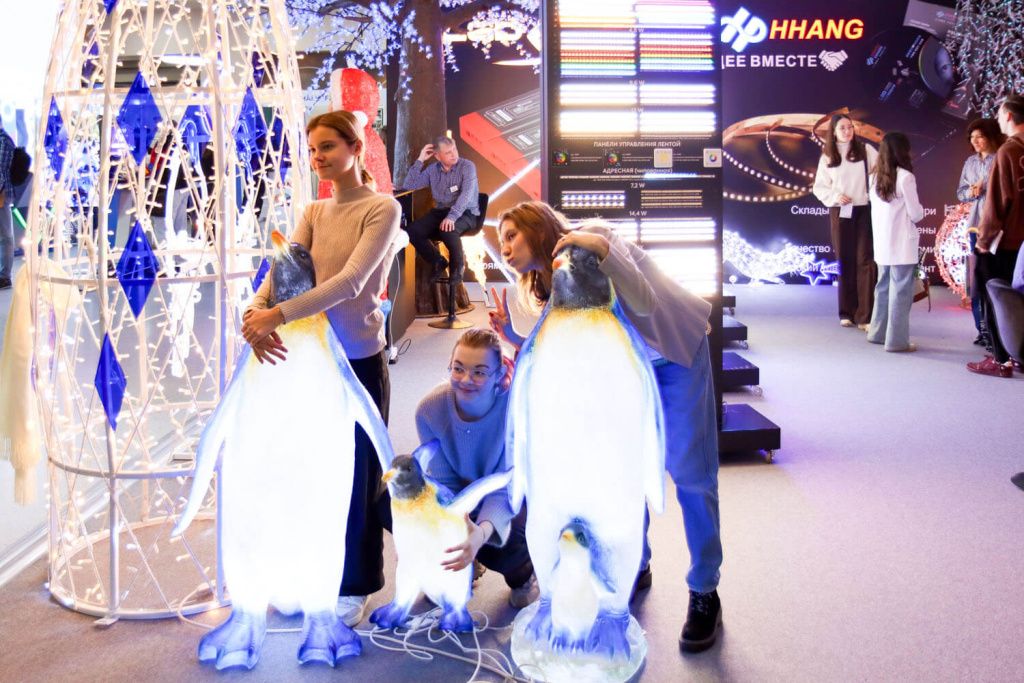 Фотозона с неоновыми пингвинами